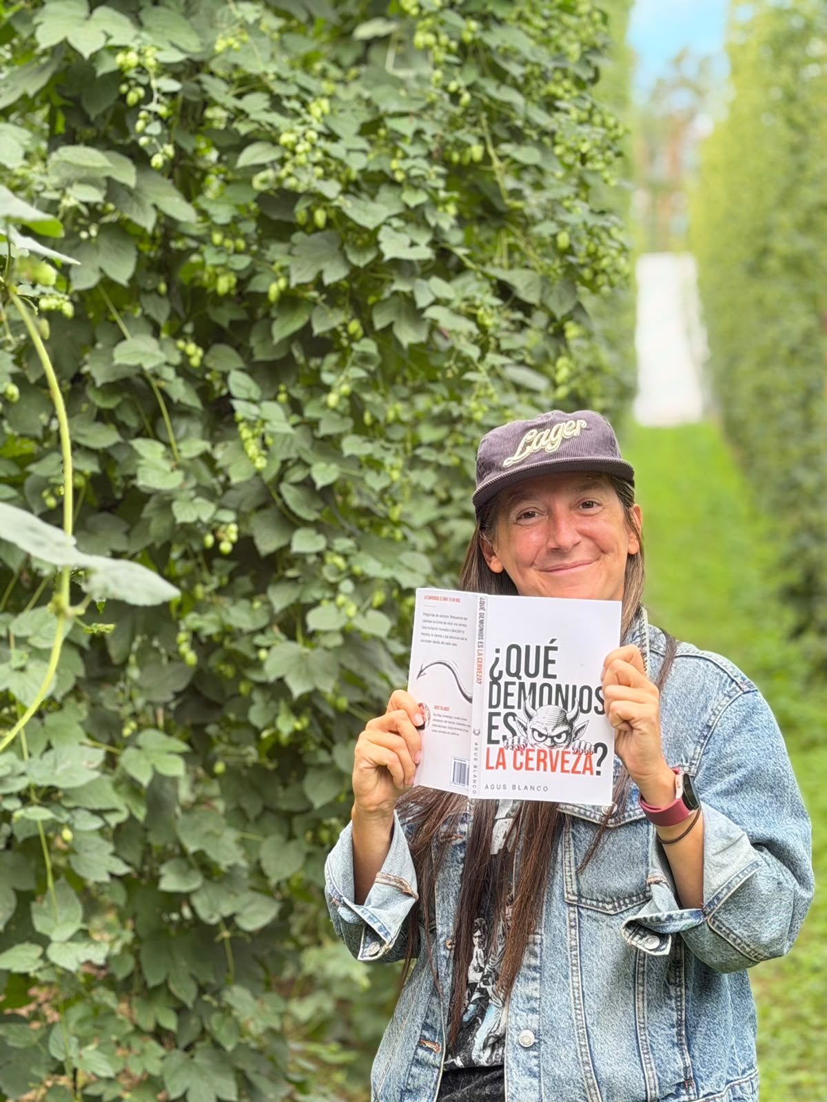 Agus Blanco con su libro ¿Qué demonios es la cerveza?