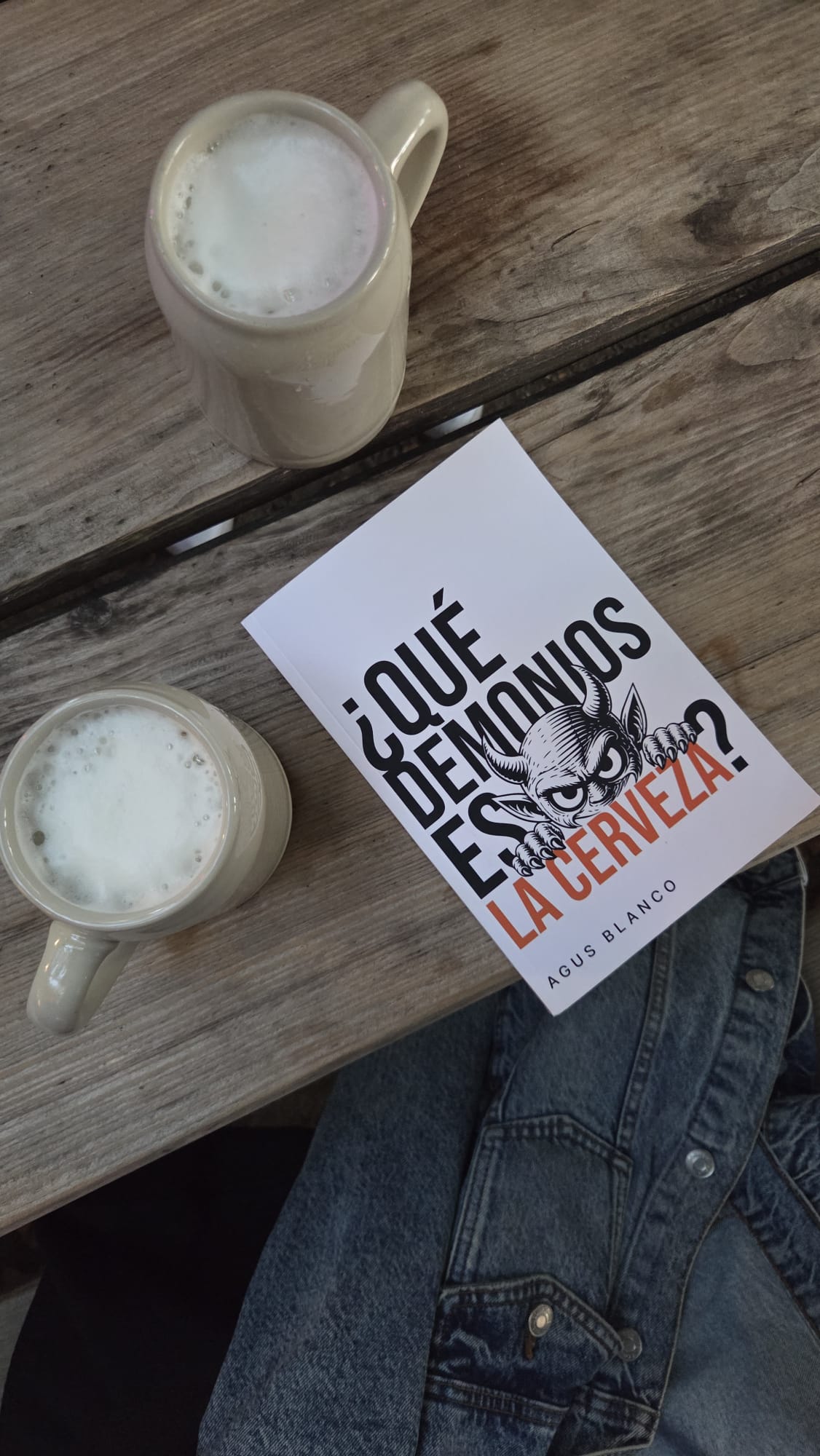 El libro ¿Qué demonios es la cerveza? junto a dos cervezas